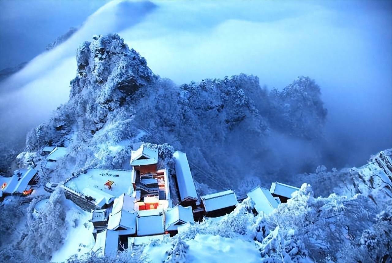 武当山金顶雪景图片