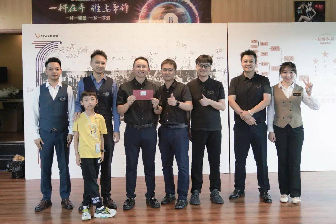 林炼为获胜挑战组颁奖冠军:谢泽一特邀嘉宾王丹代表李洪波为冠军颁奖