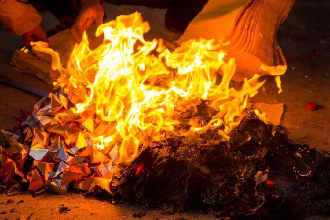 给鬼神烧纸钱到底有没有用?焚化的纸钱和元宝,是亡魂自己带走了吗?