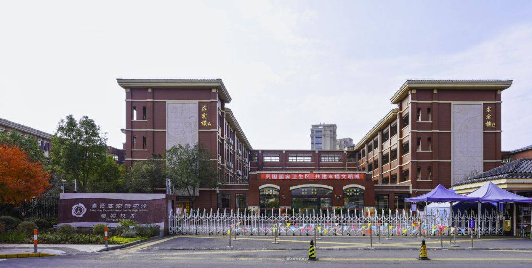 崇实中学开放时间:周末12:00-20:00位于广丰路379弄12号,开放操场