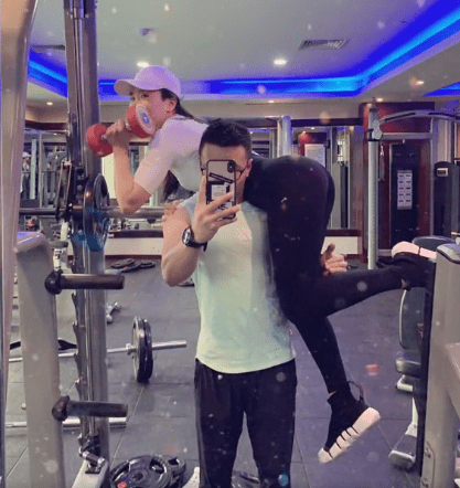 火爆抖音的"过肩抱"挑战,场面火辣一度顶不住!_健身_力量_妹子