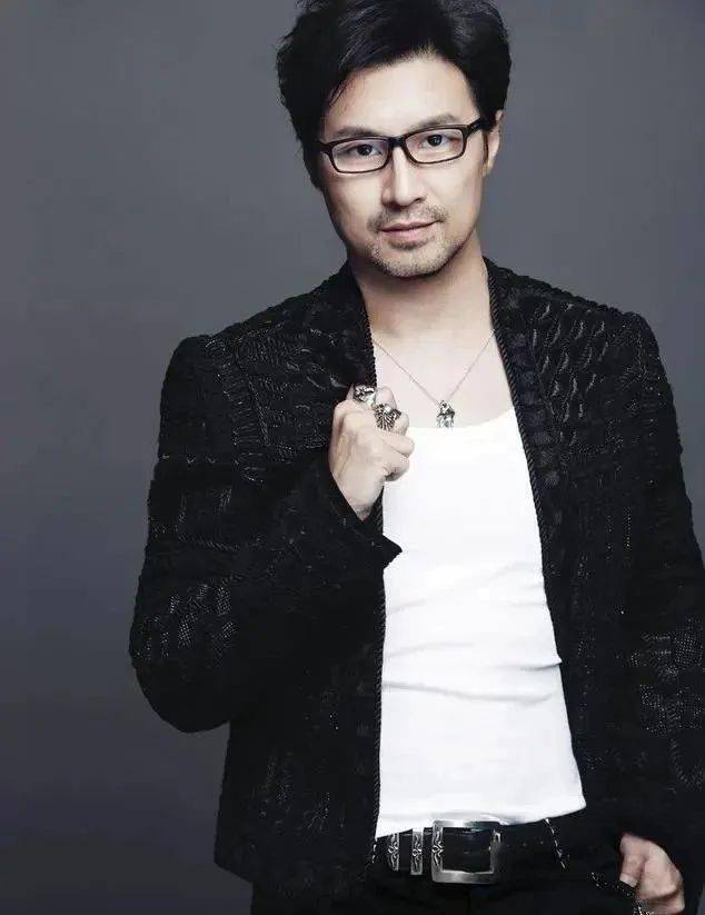 当然随着年龄的增长,就像汪峰一样,慢慢褪去年少的狂妄,在家庭的滋养