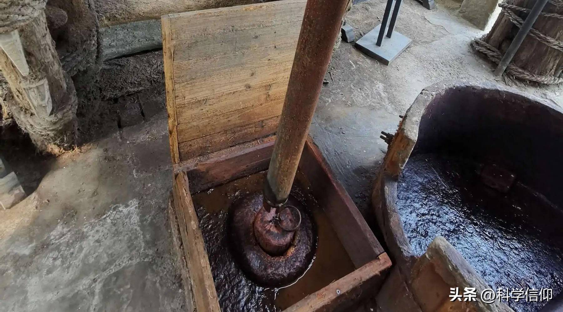 井盐是岩盐的一种开采方法,古代的井盐开采与现代的井盐开采存在着