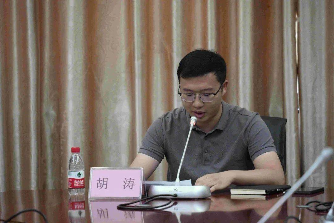 数学科组胡涛老师作为优秀的青年教师,也作了名为《风雨过后见彩虹》