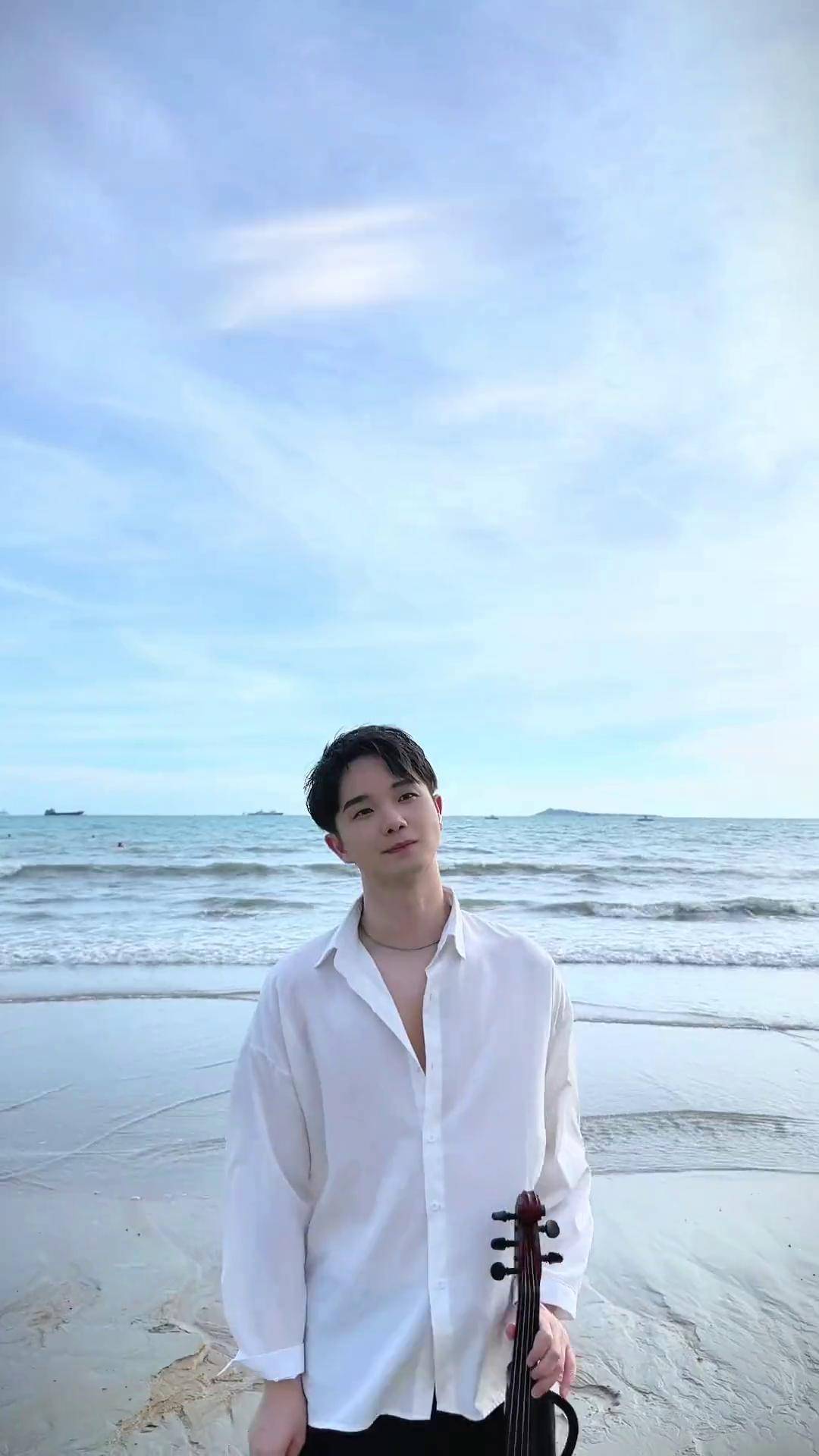 在海边当然要发「海阔天空」啦～电子小提琴 海阔天