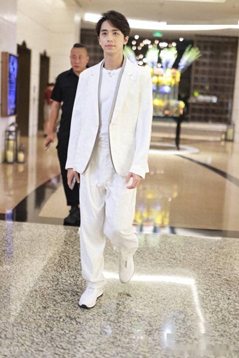 街拍:许魏洲白t恤 白色无领西装 西裤 运动鞋清爽有型格