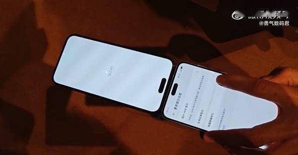 iphone 14 pro与华为mate 60 pro"药丸屏"对比:华为孔径更小_机身背部