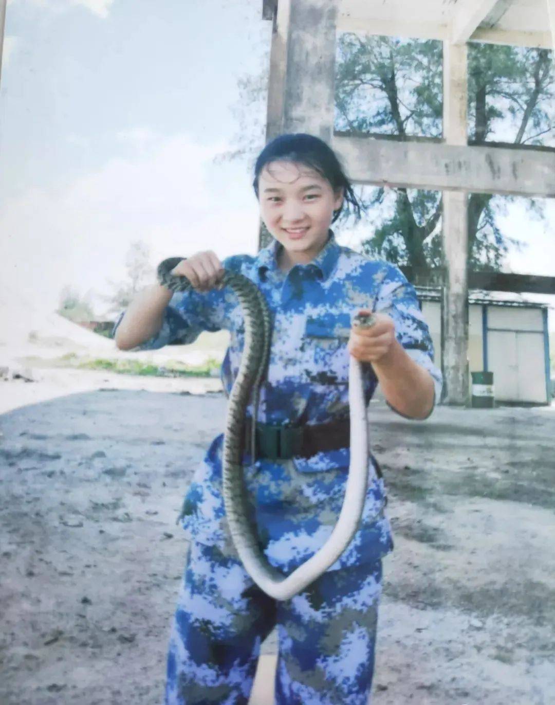还记得徒手捕蛇的霸王花鄢淳吗?今年她提干啦