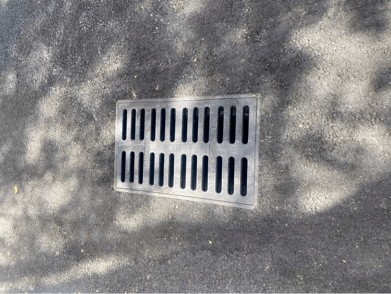 网施工中在新华路自高速公路转盘至嘉北第二铁道口段新建雨水收集系统