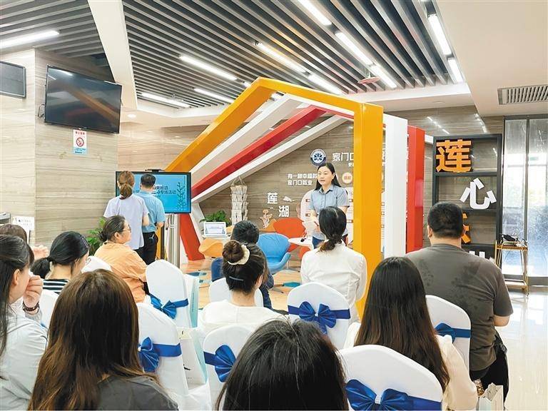 李曼莹,赵军虎,围绕就业形势分析,就业心态调整,简历制作等为毕业生