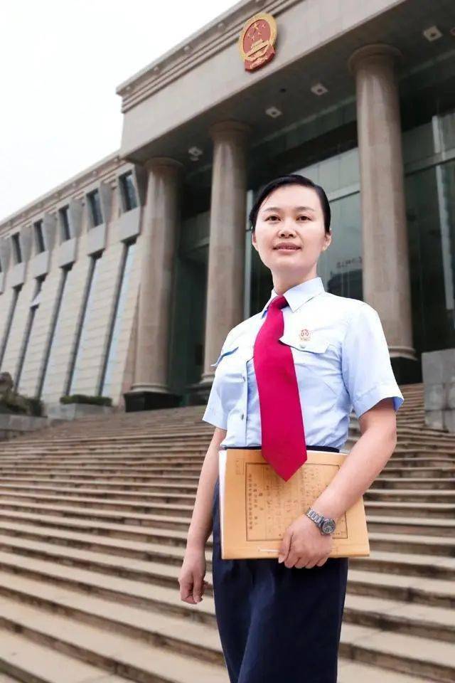 间谍身居高位潜伏10年,伪装天衣无缝,却因一袋垃圾被