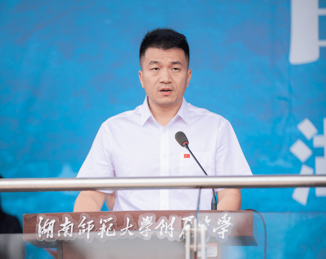 廖强宣读了本次军训活动中优秀集体和个人名单,并对优秀代表进行表彰.