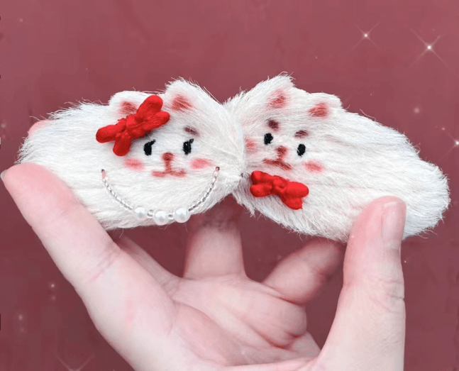 所谓的芒狗,并不是真正的狗,而是用芒果核做成的形态各异,趣味十足的