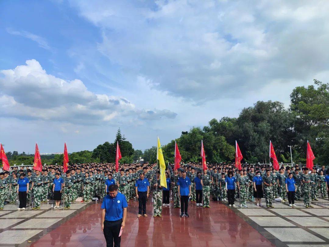 当天下午,北师大万宁附中八年级的学生们精神抖擞地扛着旗帜,唱着激昂