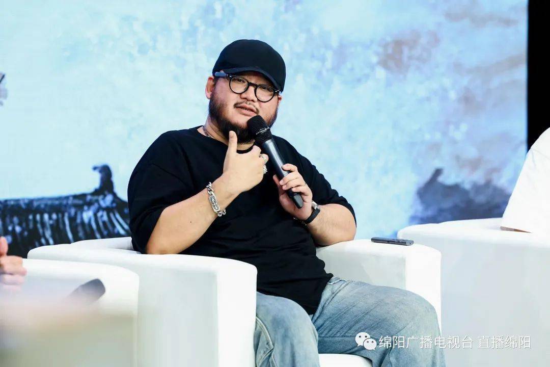 马达说,音乐剧《将进酒》演绎的是"一个真实的李白,一个人化的李白,一