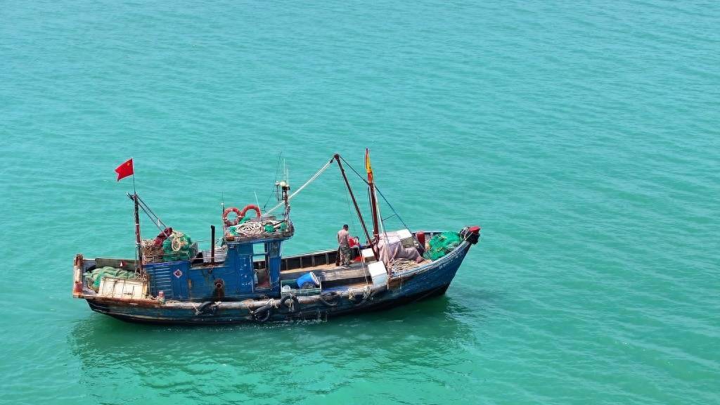 黄渤海休渔期结束,即墨山东头300条渔船起航出海_度假区_正在进行