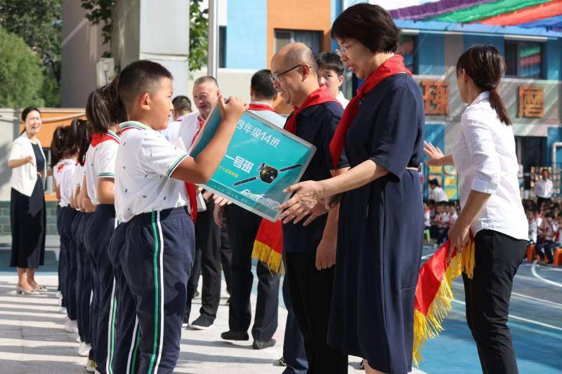 玉泉小学:用"航天文化"命名新班级 用"白杨精神"激励学生_红色_视频