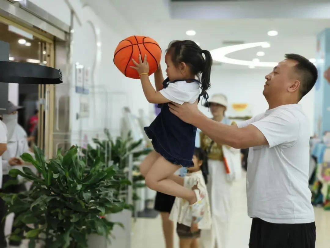 小手牵大手,共赴书香之约:温图"巴巴妈妈"暑期阅读投篮活动圆满寿官