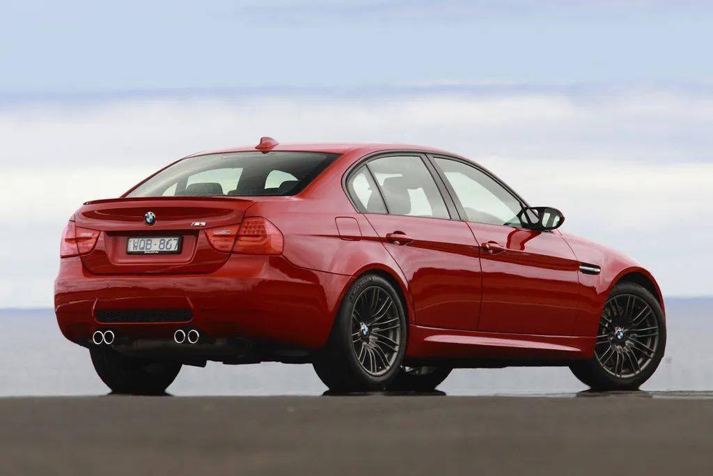 罕见的4门m3 e90,gts 1/18树脂模型试玩_搜狐汽车_搜狐网