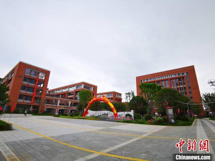 图为华东师范大学附属三明中学校园环境.
