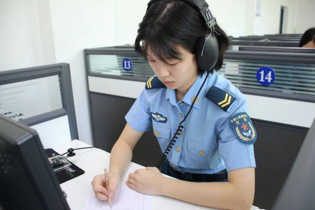 成为了一名报务员她终于如愿进入了东部战区空军某旅2021年3月吕汶啸