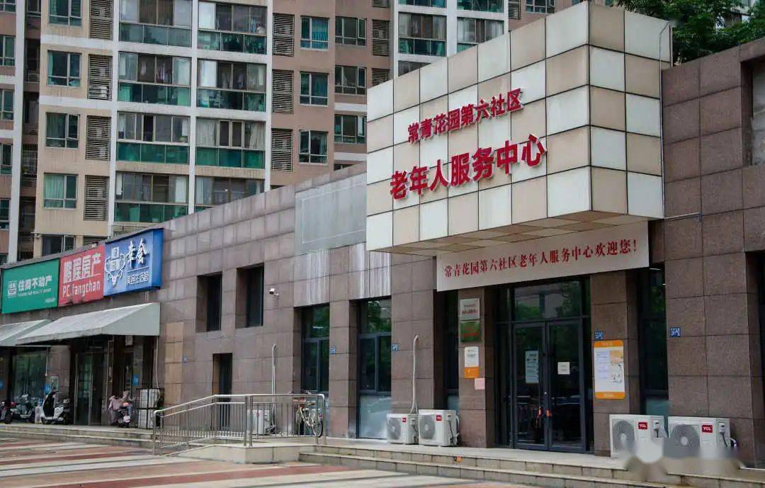 "社区党委书记李威威介绍,居民除了纳凉避暑,还可以参加丰富多彩的