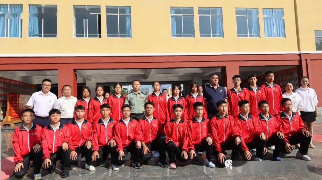 德宏州民族第一中学举行"全国国防教育示范校"揭牌仪式