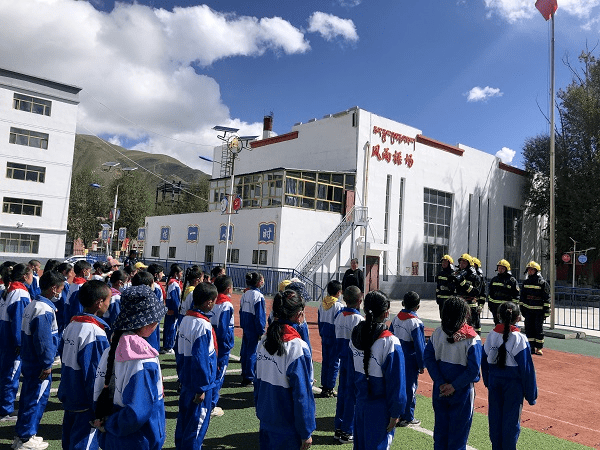 大队结合各学校每周一国旗下宣讲活动,对各学校开展国旗下消防宣讲