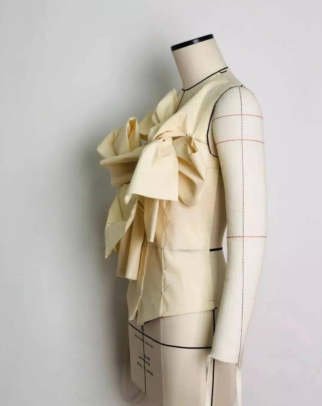 立体裁剪是区别服装平面制版的一种裁剪方法,是完成服装款式造型的