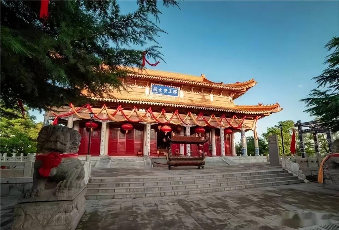 "千年气接文孙驾,万里云开王母宫".泾川融