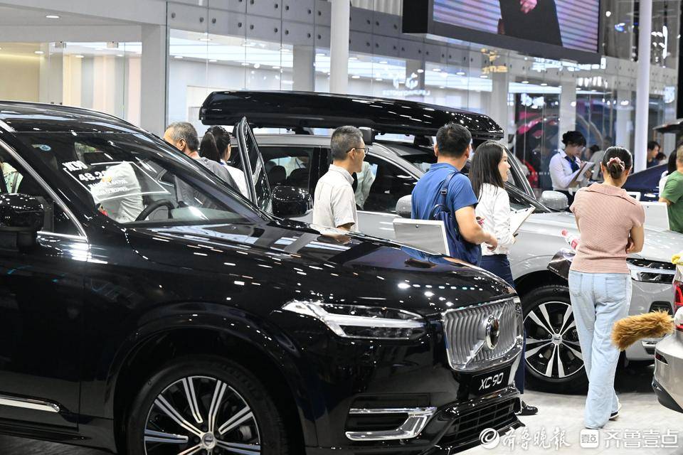 齐鲁国际车展五大展厅千款车辆汇聚,市民购车挤爆会展中心_应用_全家