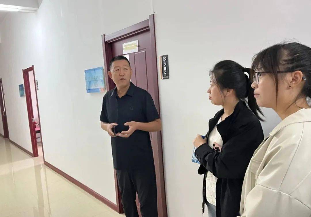 集团现场教学理论研讨集中观看《大漠初心-彰武治沙群英纪事》主讲人