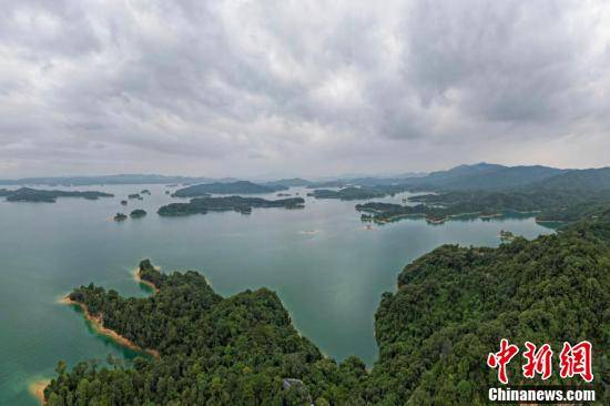 探访"粤港水塔"广东河源万绿湖_陈骥旻_无人机_水库