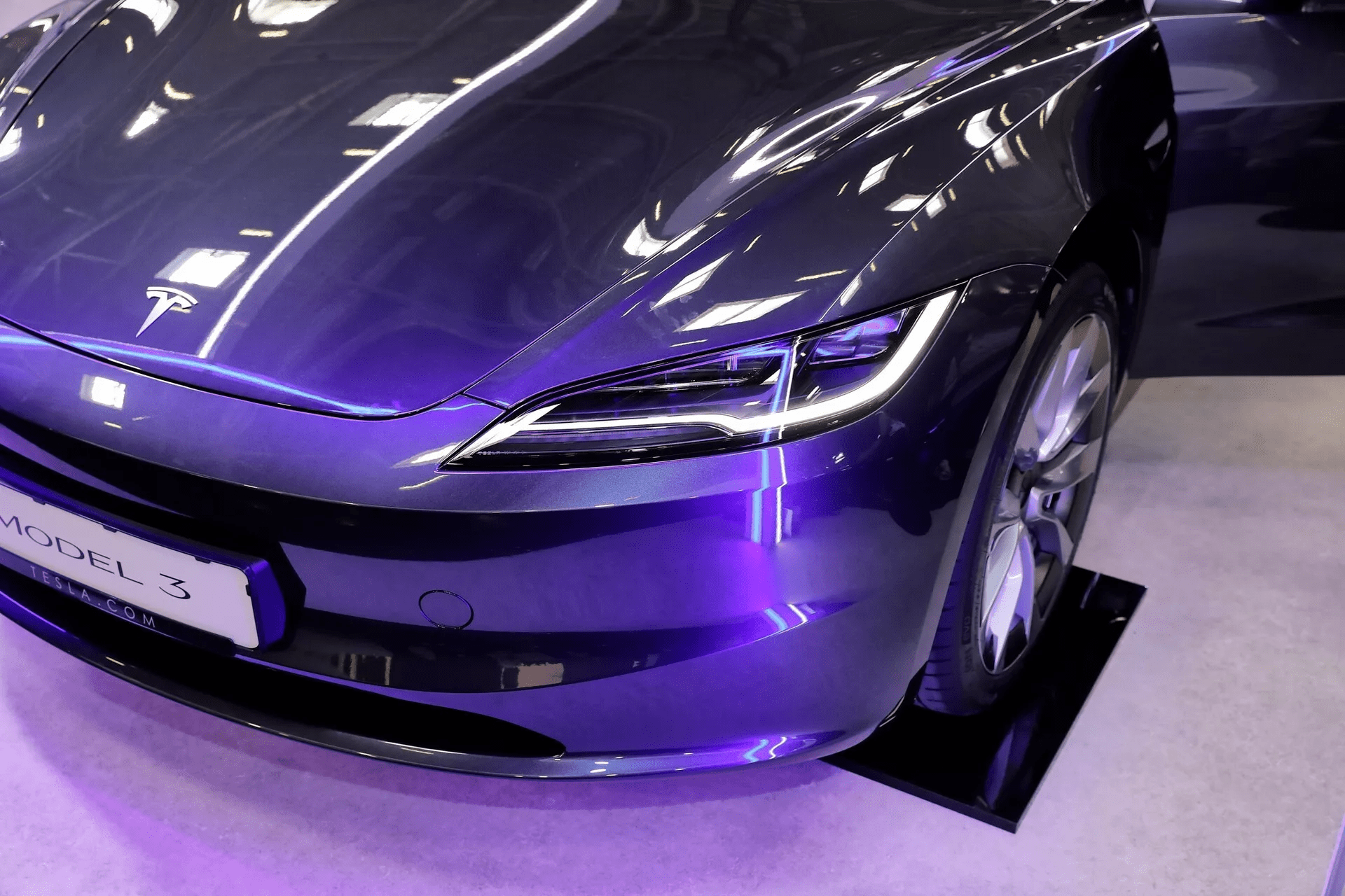 2024 新款特斯拉 model 3 电动汽车亮相慕尼黑车展