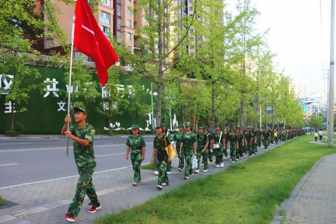 拉练磨砺意志——万三中举行高一新生军训拉练_活动_人生_万源市