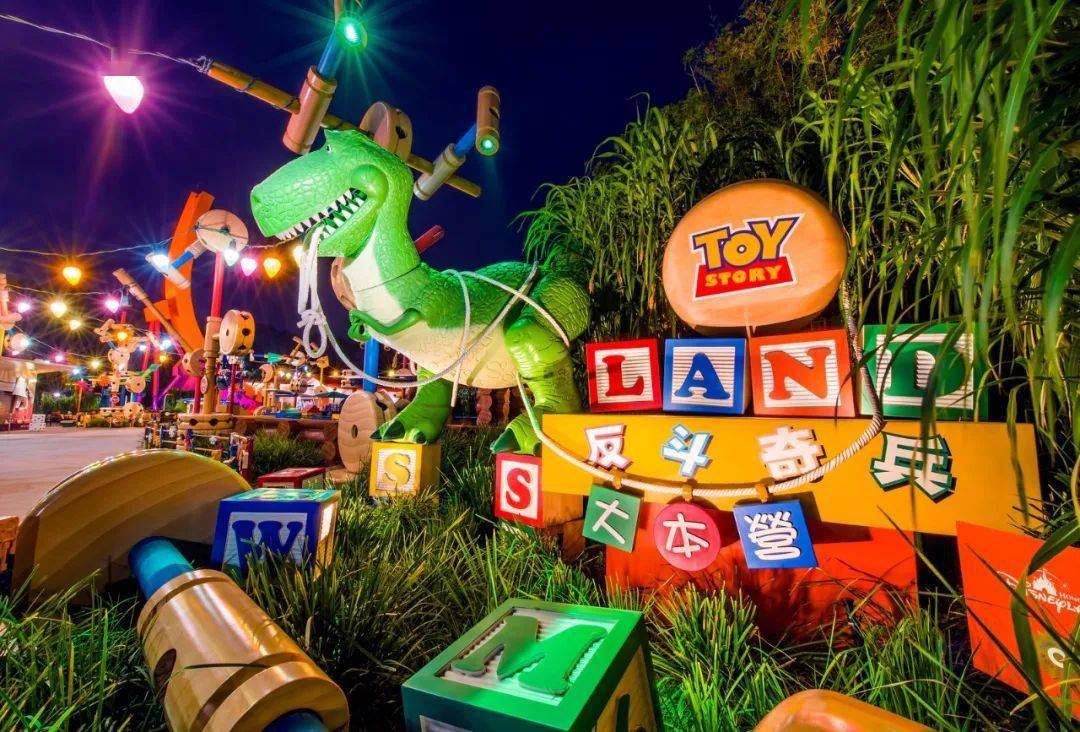 香港迪士尼乐园自2005年开幕以来首个新主题区,位于乐园西侧,幻想世界