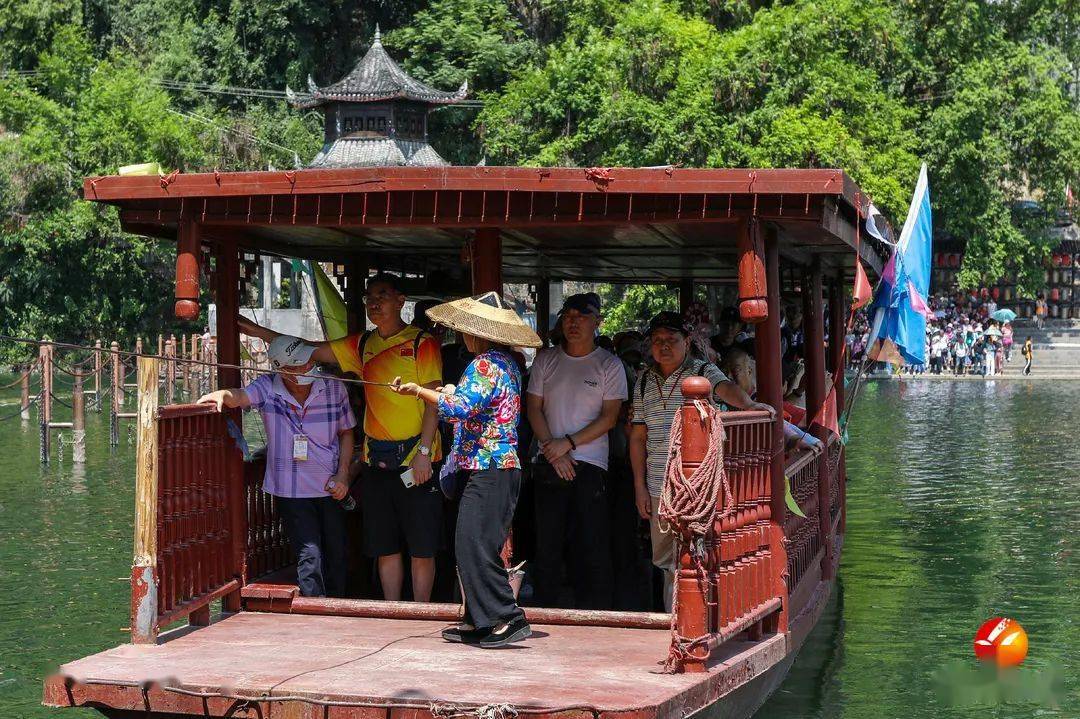 "中华国宾号"旅游专列边城行 900余人畅游茶峒古镇_游客_湘西_拉拉