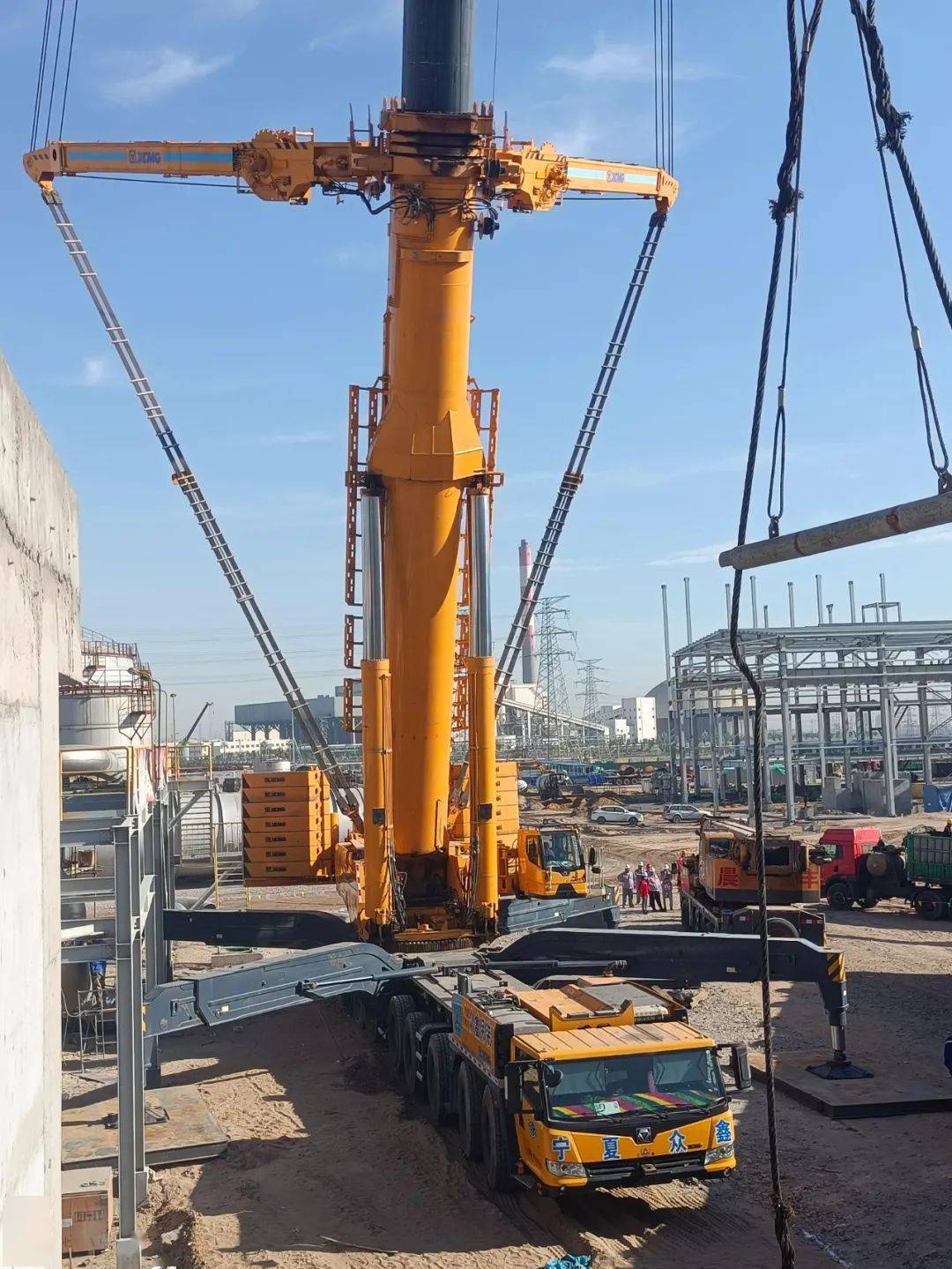 1200吨全地面起重机轻松应对3台甲醛吸收塔吊装任务!_运输_项目_直径