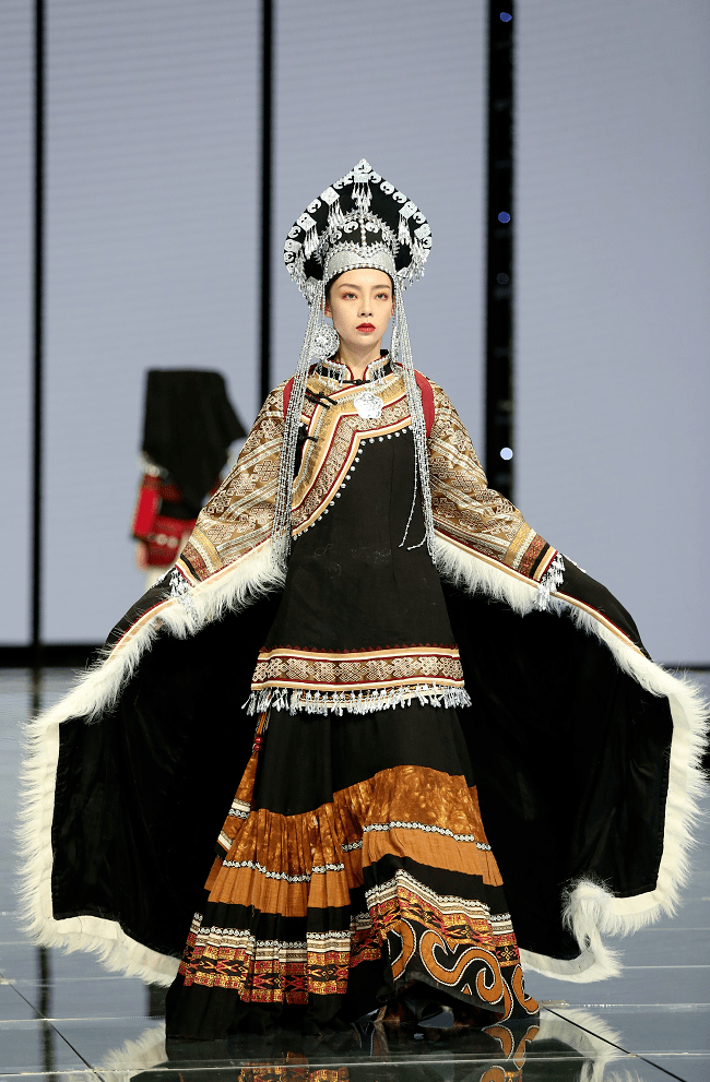 在"沪滇山海情 文化兴乡村"楚雄彝绣特色文化产业宣介会上,彝族服饰