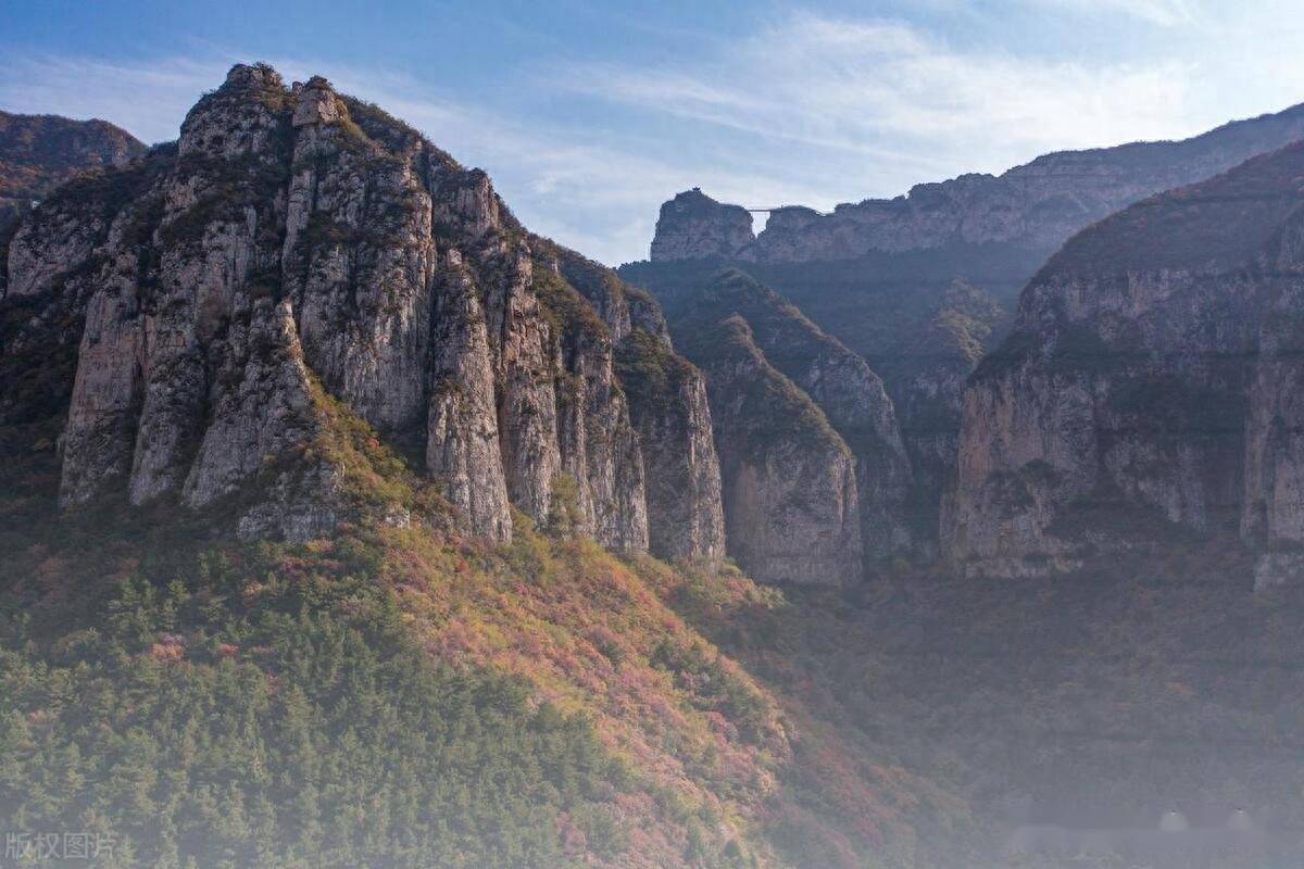 太行五指山又名五行山,位于太行山东麓,河北省涉县境内,因五座奇峰