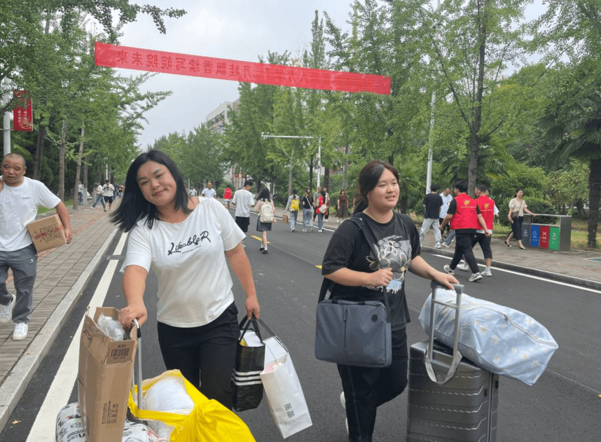 来自美术师范类专业的李壹冉是一名六安人,考来皖西学院是她自己的