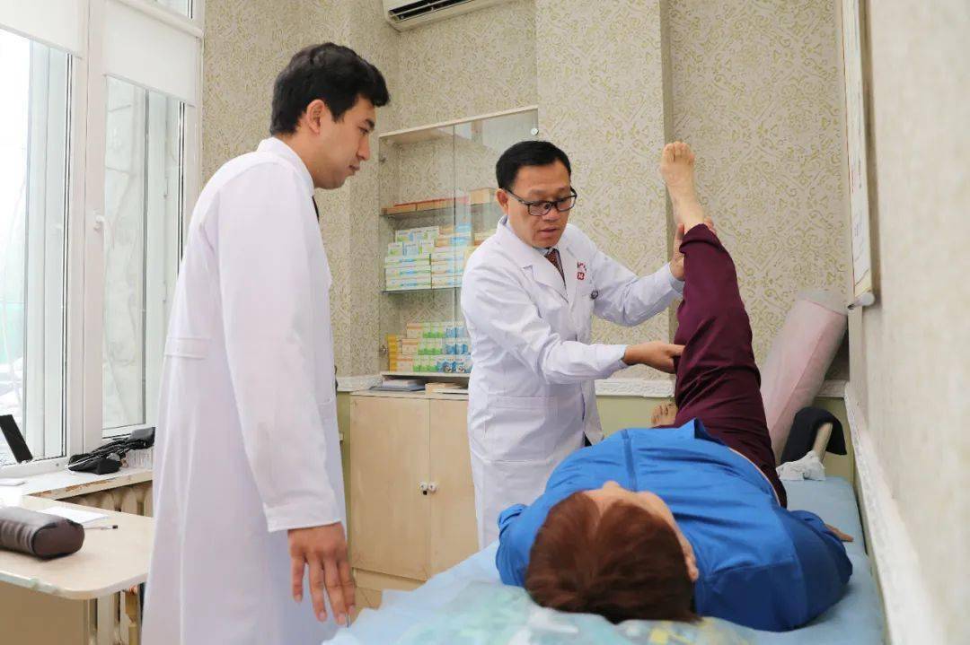 陕西省中医医院医生万兆新,王博毅为当地民众问诊随后,该男子去往