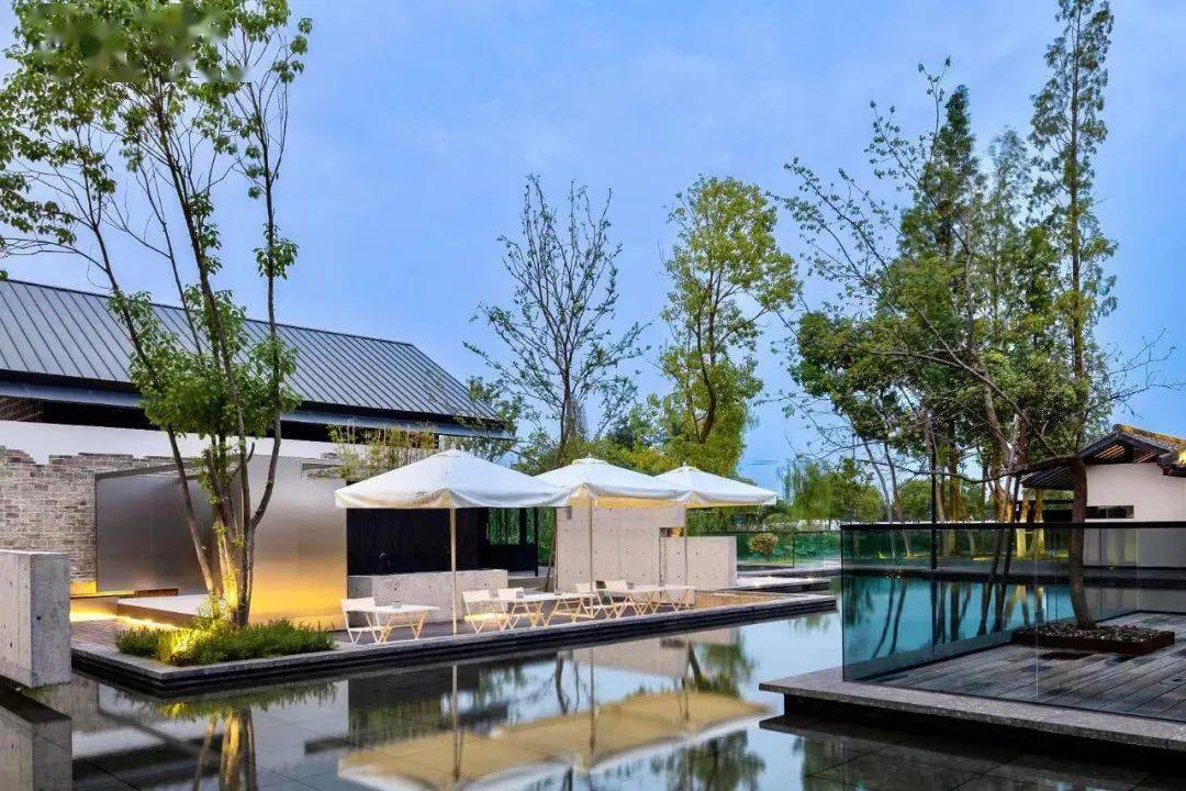 酒店就在太湖畔,步行就能去湖边,湖景,花园景近在眼前,拍照也非常好看