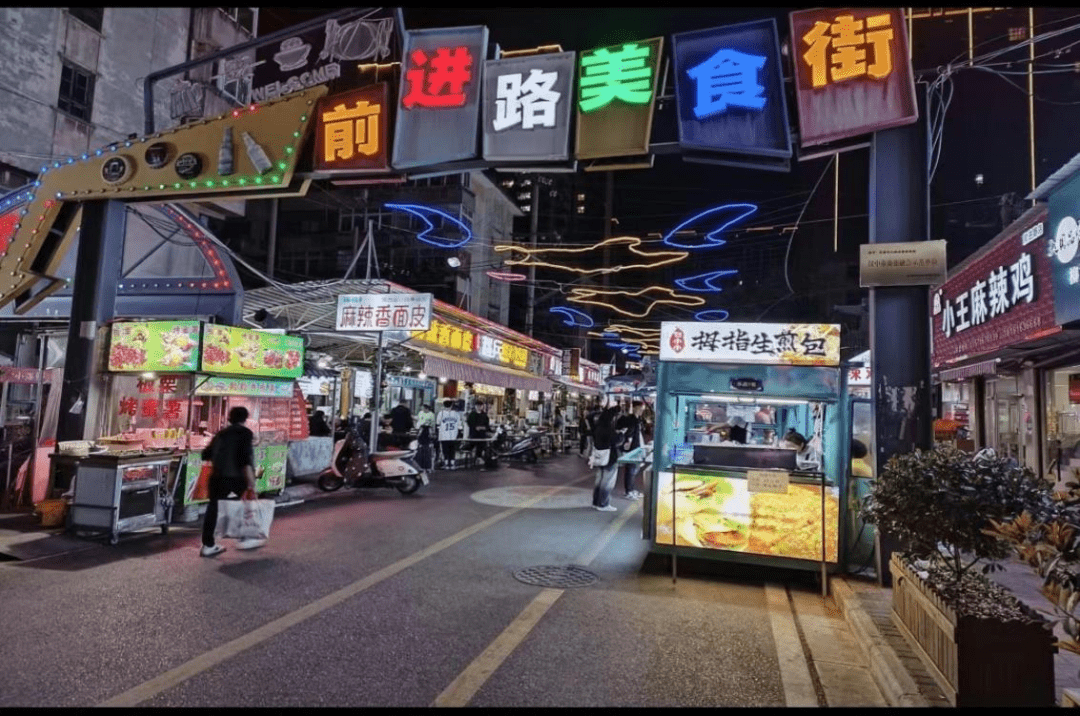 从市民们热情的介绍中,了解到了汉中独具地方特色的美食:汉中热面皮