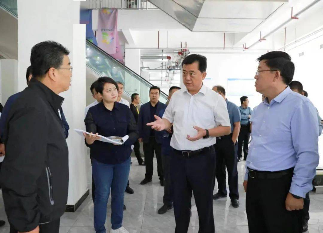 武和谦一行先后来到定西智慧农贸市场,天庆酒店,立交桥高速出口,定西