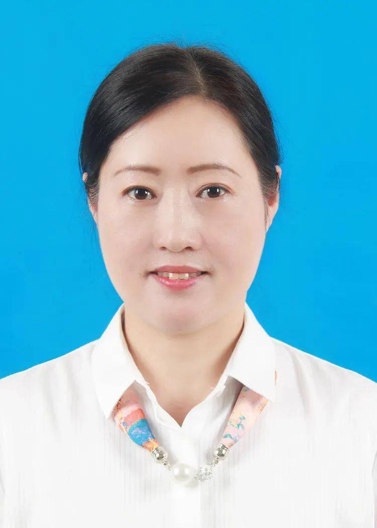 华苏芳,中共党员,小学语文一级教师,现任桐庐县洋洲小学德育主任.