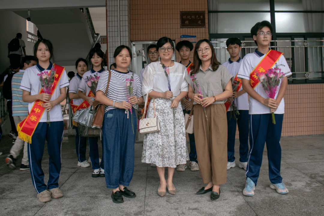 【基层动态】花香寄浓情 祝福谢师恩——两英中学团委会开展教师节