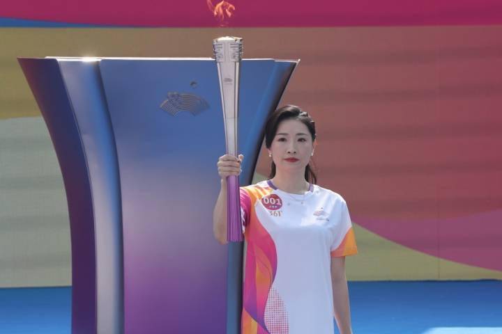 杭州第19届亚运会第一棒火炬手,游泳奥运冠军罗雪娟跑过了杭州亚运会