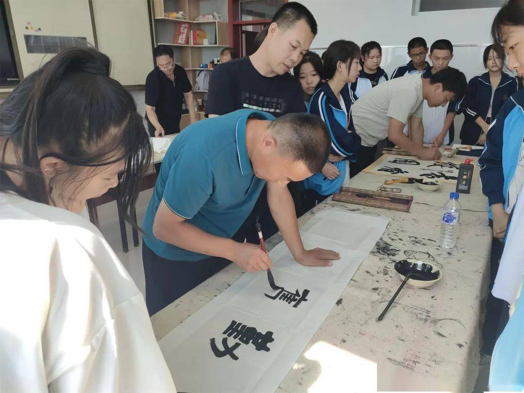 大岗中学刘泽祥校长表示,文艺进校园活动既开拓了学生们的眼界,又为