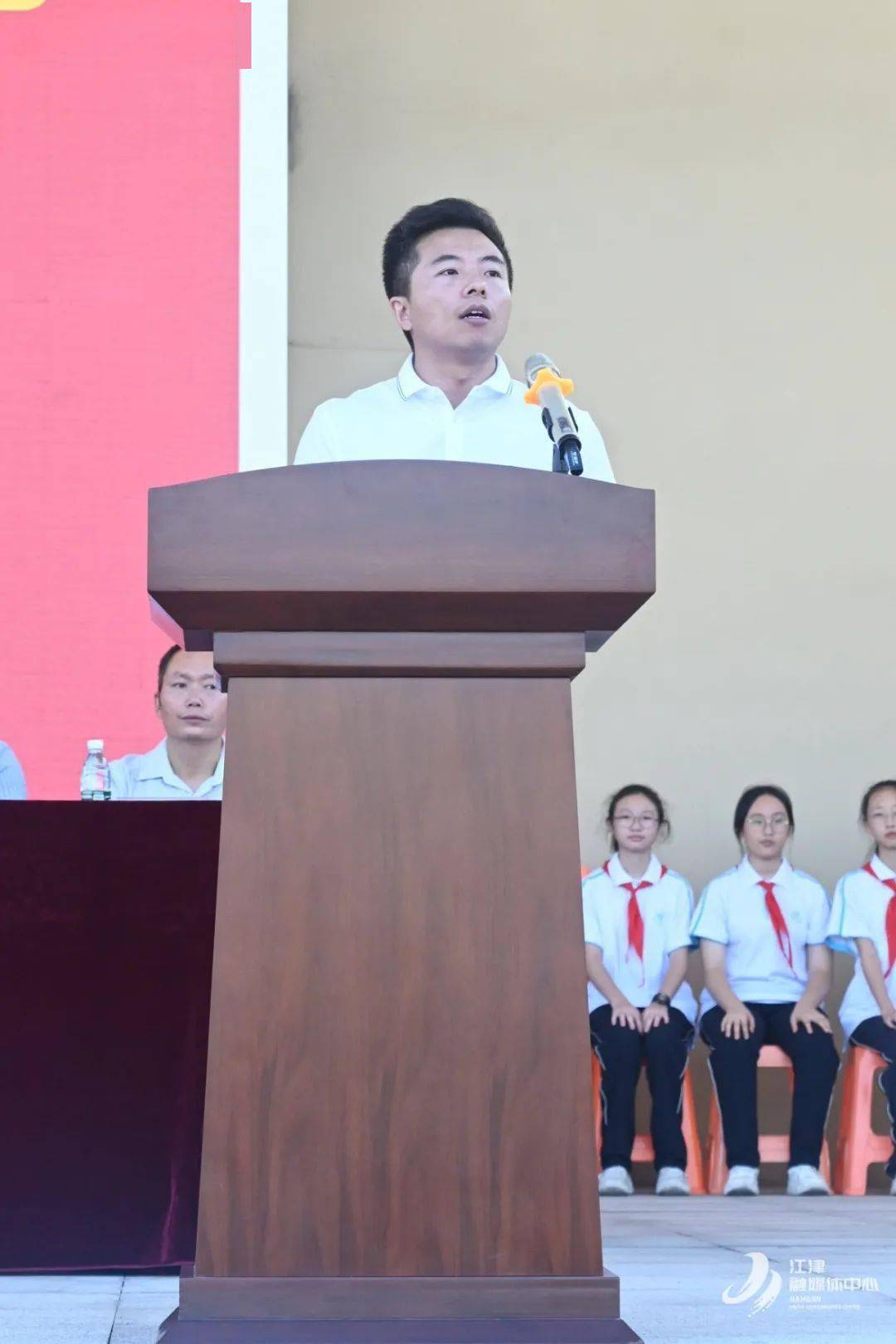 右:滨江校区教师代表发言 记者 张渝 摄▲几江校区教师代表发言记者